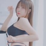 검정속옷, 검스, 원피스 순서로 룩북 선보인 겨우디