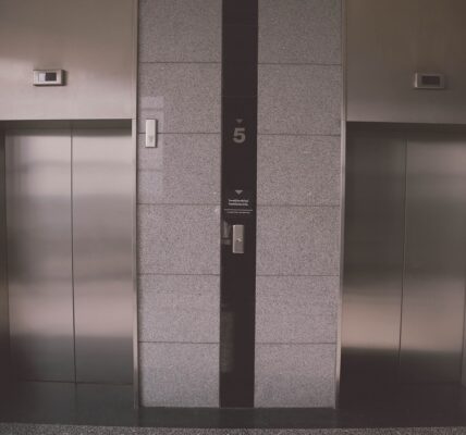아파트 신축 공사장서 엘리베이터 수리기사 추락사….