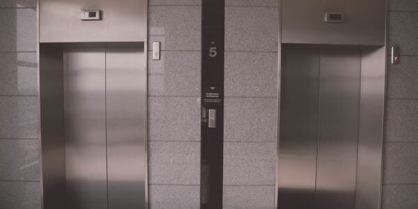 아파트 신축 공사장서 엘리베이터 수리기사 추락사….