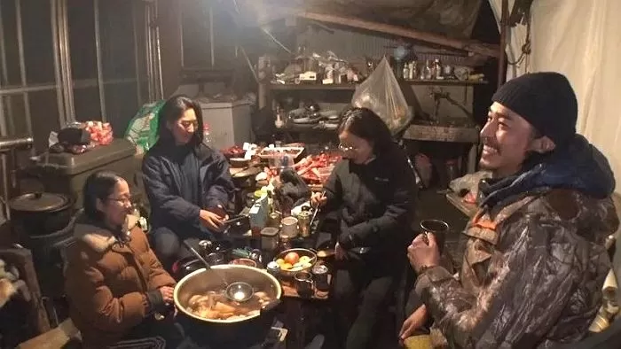 불륜으로 퇴출당한 일본 배우, 산속에서 여배우 3명과 동거 중?