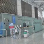 상의 탈의하고 인천공항 출국장에 침입한 30대 남성, 진압