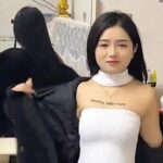 거울 앞에서 라이브 방송 킨 인플루언서… 실제 몸매 드러나
