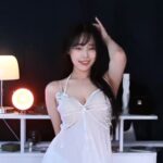 흰색 나비 모양 슬립 입고 춤추는 굥이