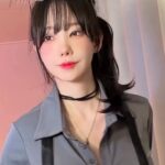 회색 셔츠 입고 머리에 안경 올린 마젠타 매력뿜뿜