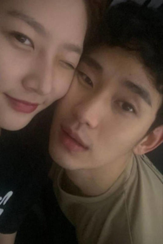 김수현 김새론 스킨쉽 사진 유출 열애설 사실일까