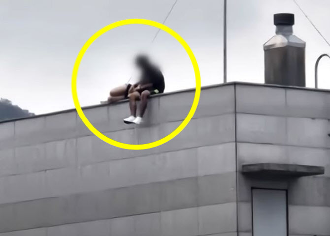 옥상 난간 위에서 벌어진 목숨 건 커플 바람 쐬려고
